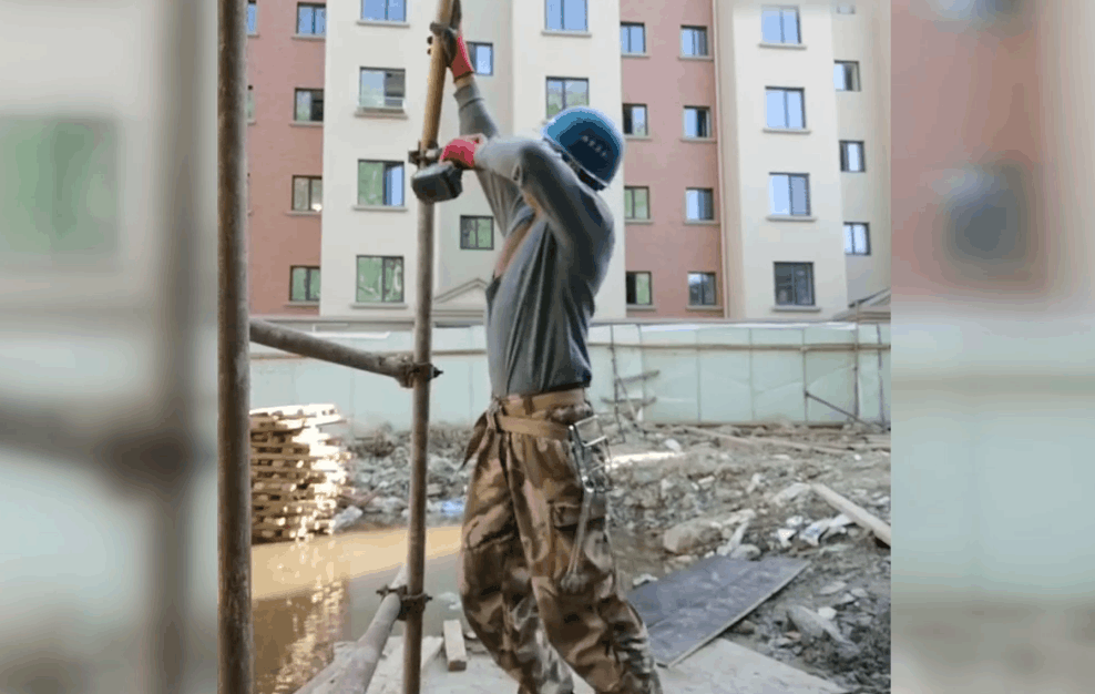 实拍工地老师傅, 单手立起6米钢管并装上, 网友