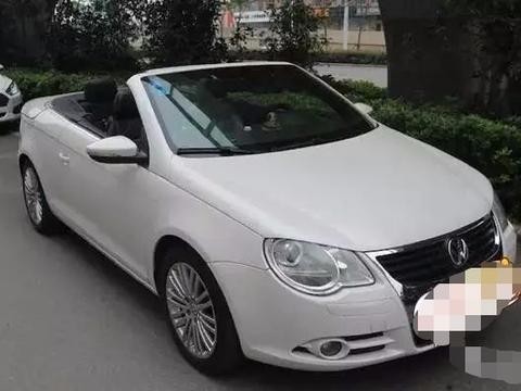 小哥花十万买来二手敞篷跑车，没想到这车的车标价值一百万！