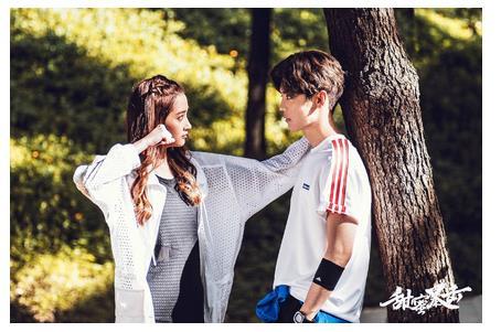 鹿晗关晓彤公开恋情 女方曾坦言更倾向 一见钟