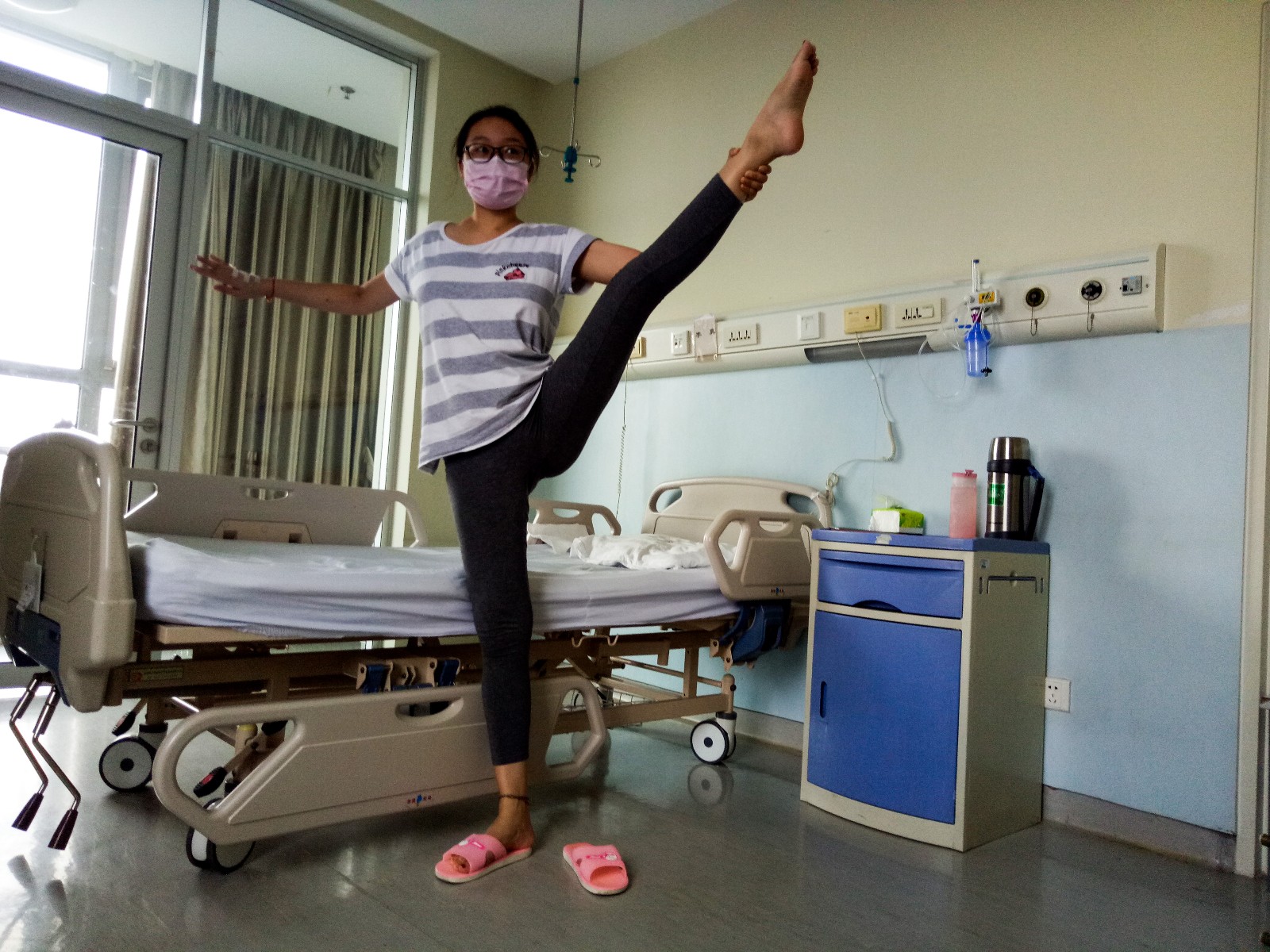 奶卖掉大房子捡垃圾赚钱 难圆95后孙女舞蹈梦