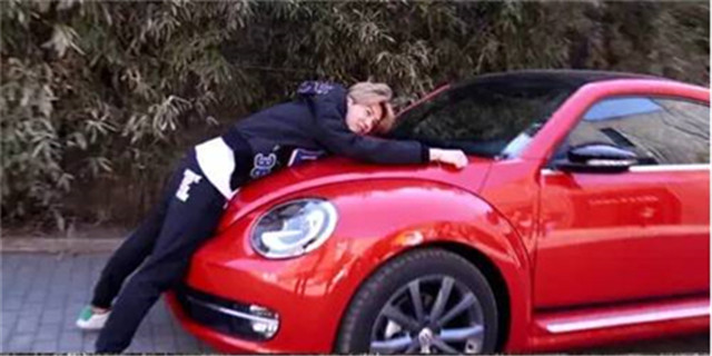 鹿晗关晓彤微博公布恋情,工作室已认证,一对比