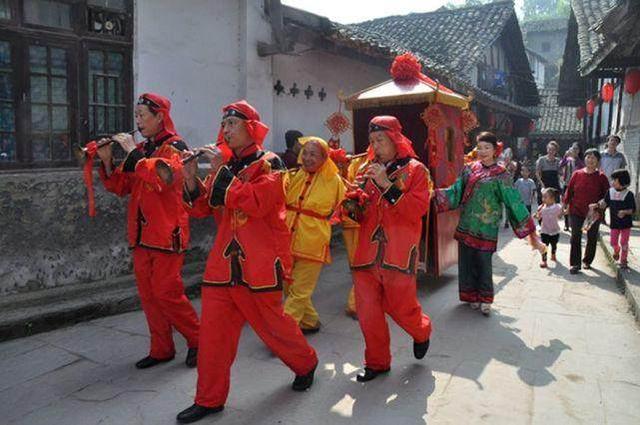 这个地方结婚必须吹唢呐，婚宴必须两顿，必吃“心连心”