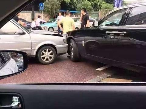 捷达撞上违停的劳斯莱斯, 恐卖房赔偿! 网友炸开了锅