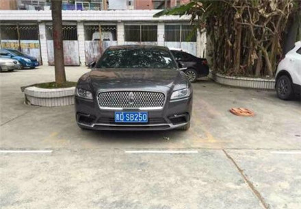 但这些车牌不是最厉害的,上图是一辆陕西最霸气的五菱,车牌号