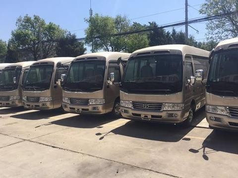 实拍考斯特12座领导座驾丰田柯斯达，内饰辣眼坐里面是真正扛把子