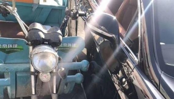 宾利被撞20万打水漂，可车主绕车一圈后，居然只要了7毛钱赔偿