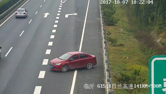倒车调头逆行 临沂女司机高速上演惊魂三部曲