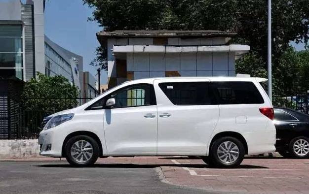 她16岁就撩遍了娱乐圈男星,大佬豪车接送,连杨