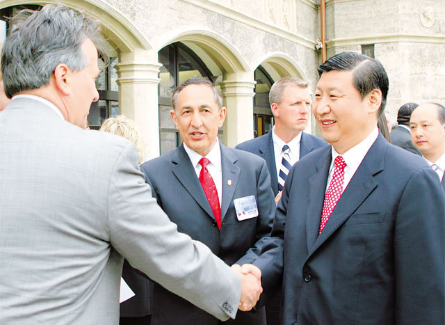 2006年5月9日,习近平出席“美国·中国浙江周”活动时在肯恩大学访问。浙江新闻客户端记者 周咏南 摄