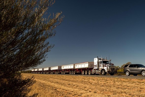 路虎全新发现拖110吨公路列车行驶16公里，这是要抢重卡的饭碗？