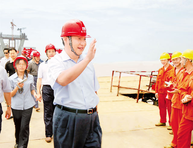 2006年7月12日,习近平在杭州湾跨海大桥嘉兴海盐段建设工地调研并慰问建设工人。浙江新闻客户端记者 周咏南 摄