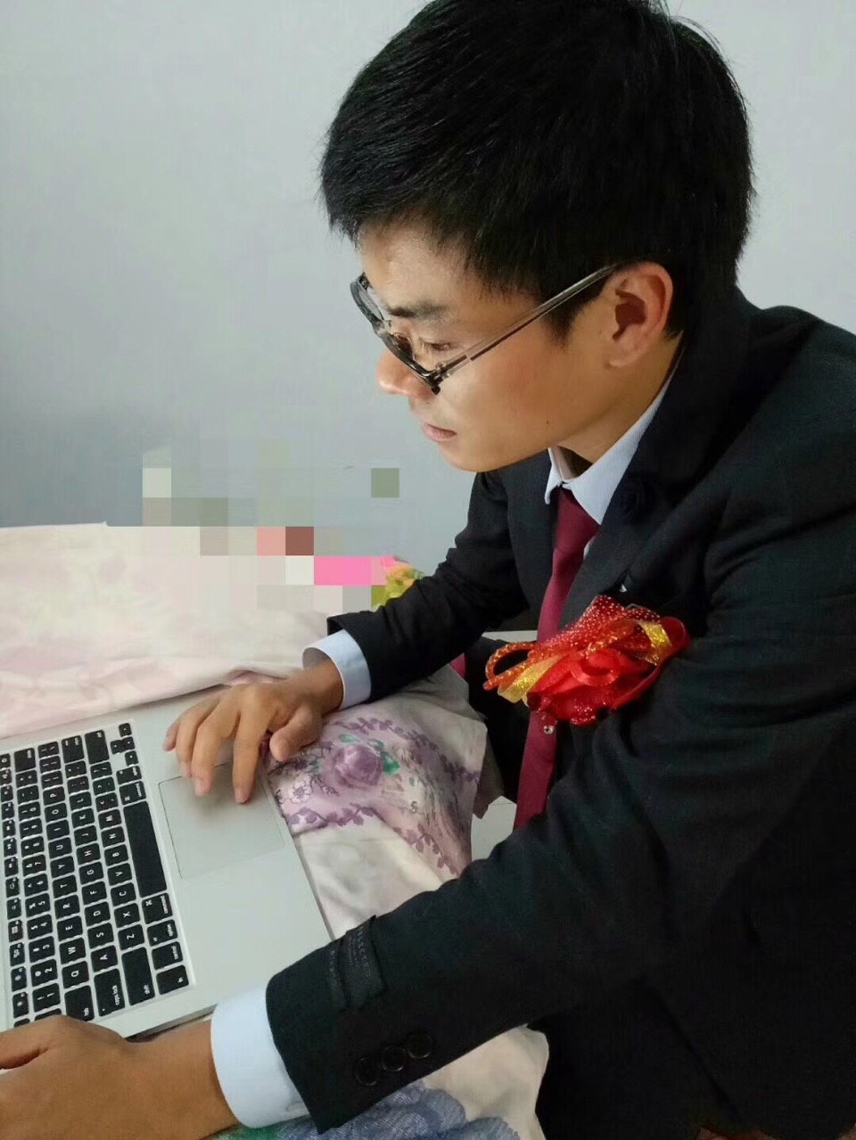 鹿晗关晓丹导致微博瘫痪,程序员边结婚边加班