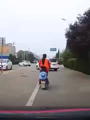 请问女士：这孩子是您亲生的吗？  直播车市全球车市新能源车市中国车市车友...