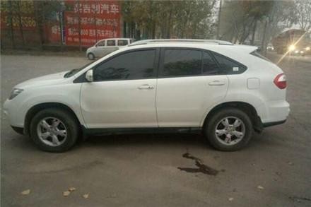 比亚迪不愧为“公路坦克”，一脚油门撞起亚K5，车身完好无损！