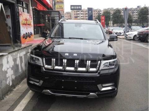 北京车友街头偶遇北京BJ90, 售价70万元, 打开发动舱后一脸懵逼