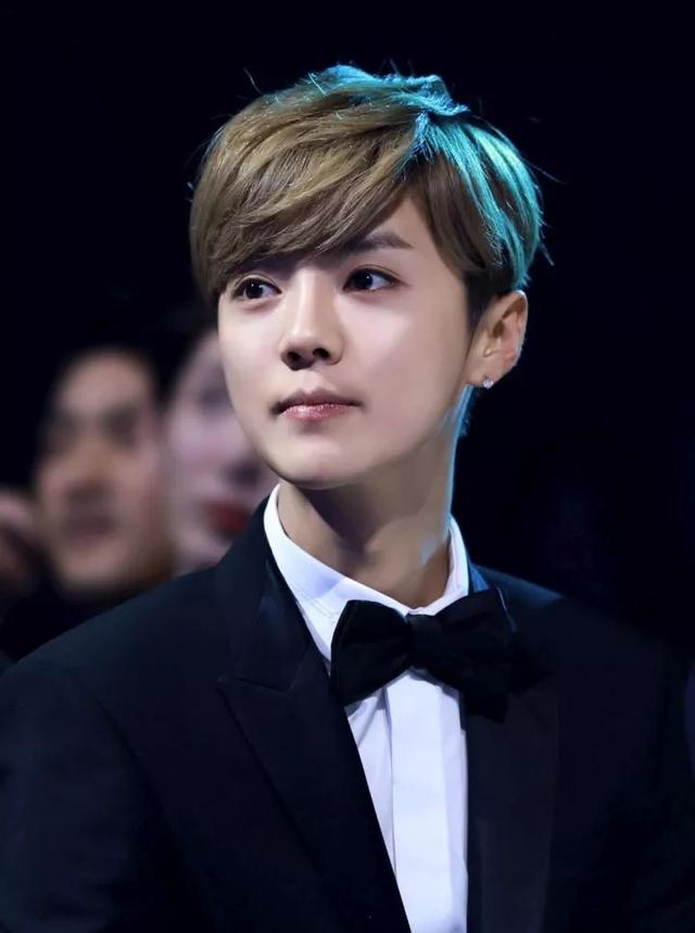 鹿晗戴着千万酷表把20岁关晓彤追到手