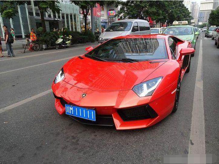 四川有钱人开800万兰博基尼上街 不料被车牌抢了威风
