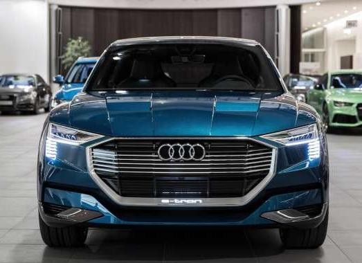 奥迪首款纯电SUV，续航500km破百仅4.3S配三块大屏，量产后必火
