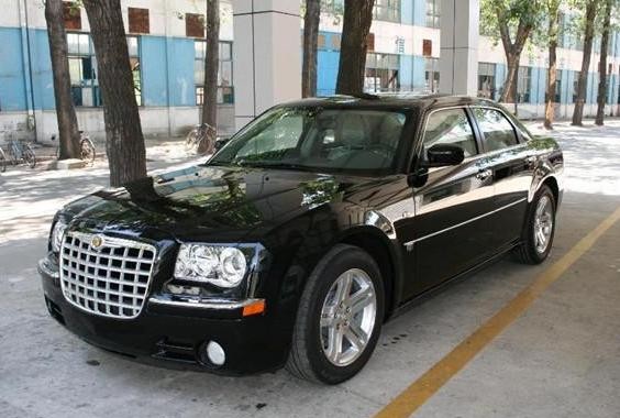 刘欢老师携26岁女儿同行，女儿颜值动人，出行座驾却低调的可怜！