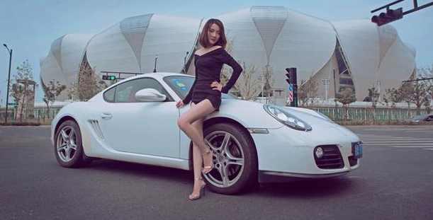 国庆开跑车去自驾,低配的保时捷卡曼车主:车子的轮毂真难看!