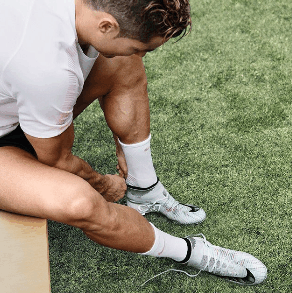 c罗换上nike最新战靴,就连儿子也一起穿上了!