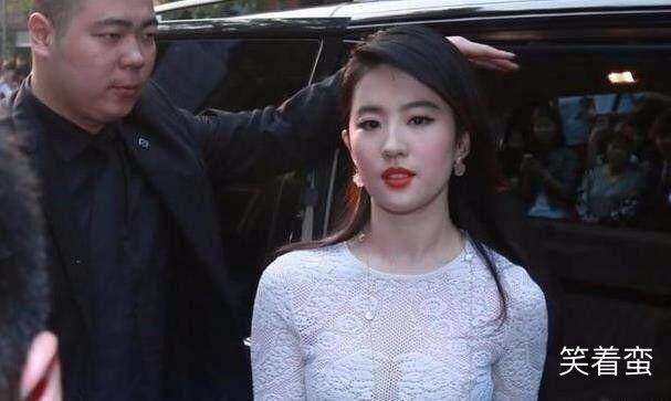 刘亦菲出席活动,颜值大幅度下降!网友:裙子也遮
