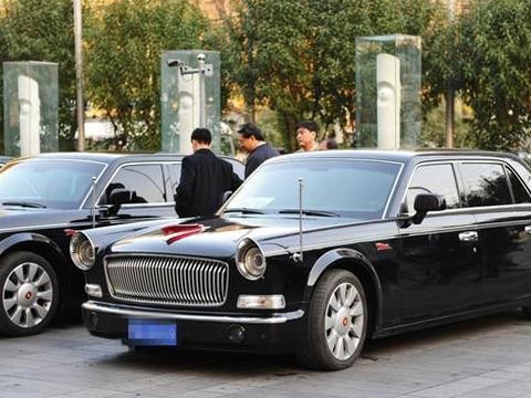 路上遇红旗L5，虽500万回头率却不输布加迪，车内一瓶水引争议！