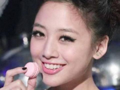 娱乐圈又一位女星整容，今28岁豪车出行，整个容貌成这样！