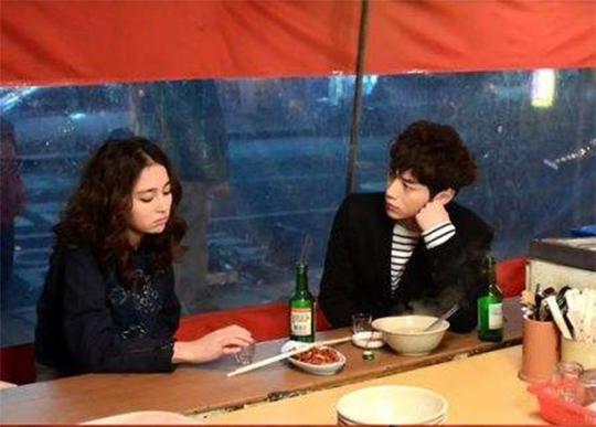 有男朋友的女生主动找你聊天,找人多的大排档