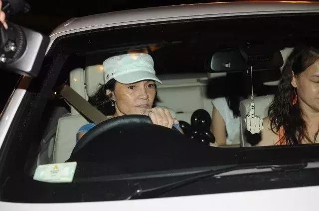 张柏芝妈妈也在香港开网约车，已经做了三个月