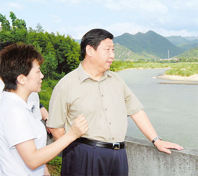 2006年7月28日,习近平在丽水莲都区考察。浙江新闻客户端记者 周咏南 摄