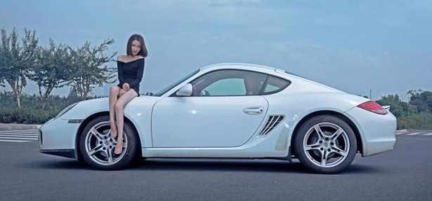 国庆开跑车去自驾,低配的保时捷卡曼车主:车子的轮毂真难看!