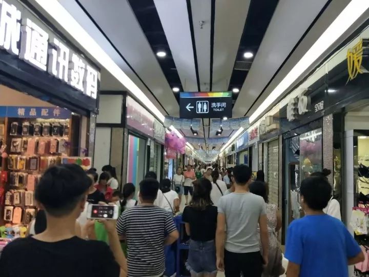 张家界还有这么好玩,好看的地下街!