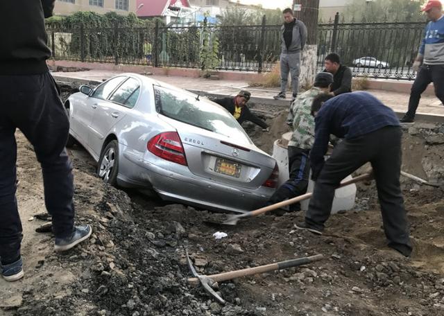 又一个不会看轮胎位置,65万大奔掉进施工坑,18天后救出