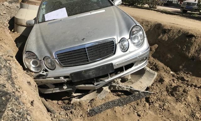 又一个不会看轮胎位置,65万大奔掉进施工坑,18天后救出