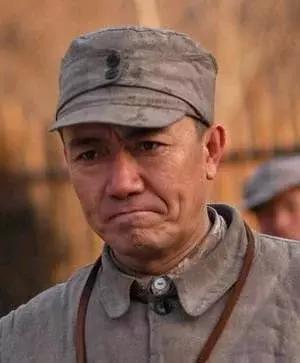 两版《亮剑》李云龙扮演者，一个出轨弃前妻被骂惨，一个却被赞！