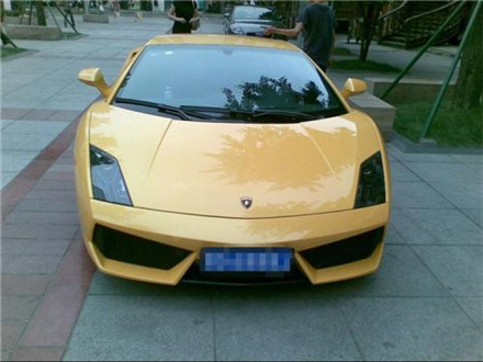 面包车撞400万兰博基尼,保险定损20万,面包车