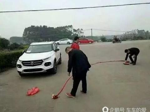 一年轻小伙子终于自己赚钱买车 想放鞭炮庆祝 不料把新车给炸了