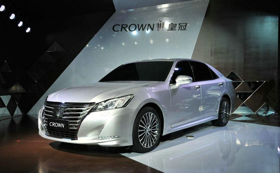 从德系车换成日系丰田皇冠,全新升级,开在路上气场不输奔驰S级
