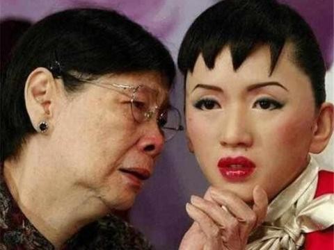 94岁母亲拍卖女儿生前衣裤，豪车早被卖掉，每月拿20万还不够花！