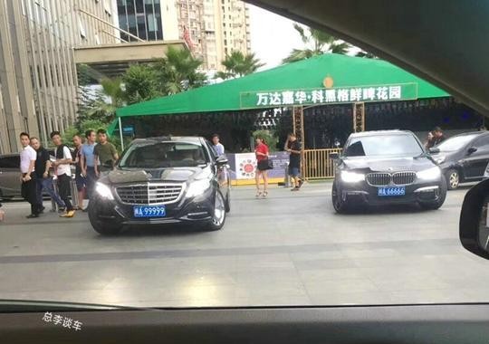 院子里停四辆豪车，价值1500万，车牌全是连号，停一起比较霸气