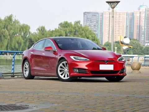 坐进特斯拉，不会启动，不会挂挡，不会拉手刹，尴尬到一身汗！