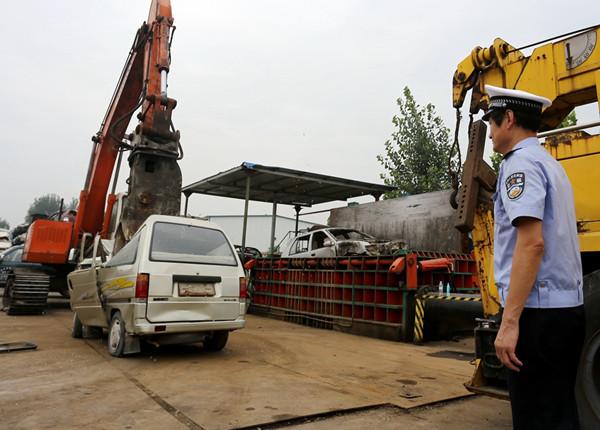 停车位本来就紧张,还被僵尸车霸占了,拖也拖不走