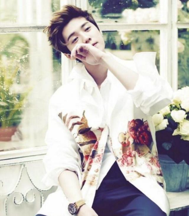 鹿晗公布恋情, 43万粉丝朝鹿曾花百万, 如今脱