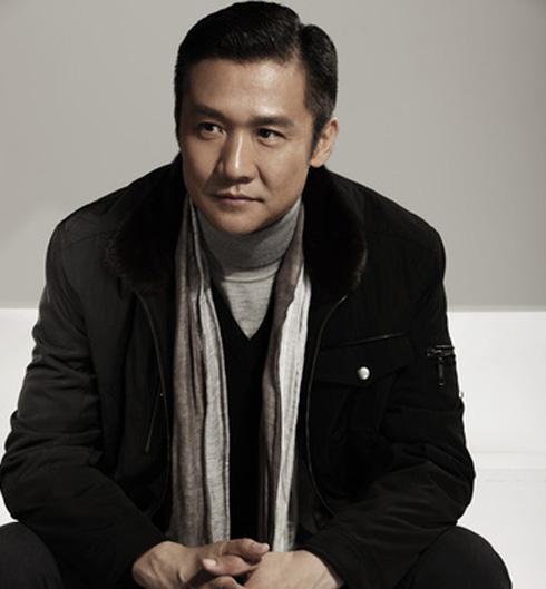两版《亮剑》李云龙扮演者，一个出轨弃前妻被骂惨，一个却被赞！