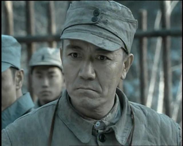 两版《亮剑》李云龙扮演者，一个出轨弃前妻被骂惨，一个却被赞！