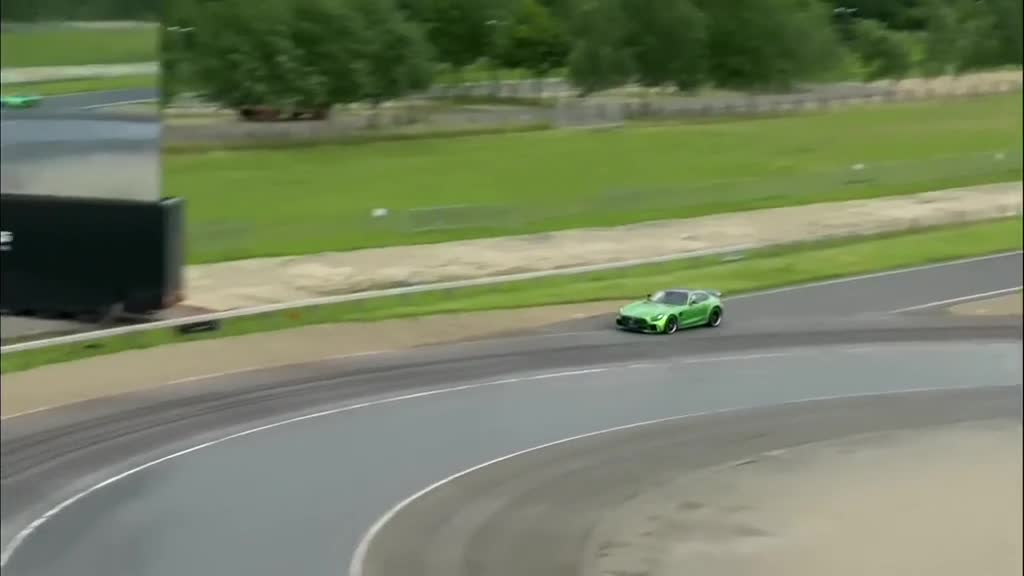 当打开车厢那一刻才是价值两百万奔驰跑车霸气的开始