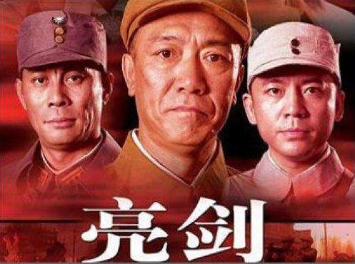 两版《亮剑》李云龙扮演者，一个出轨弃前妻被骂惨，一个却被赞！