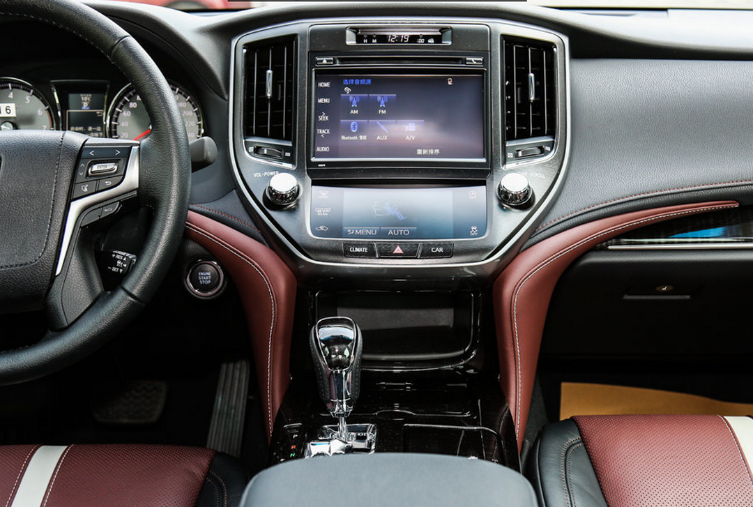 从德系车换成日系丰田皇冠,全新升级,开在路上气场不输奔驰S级