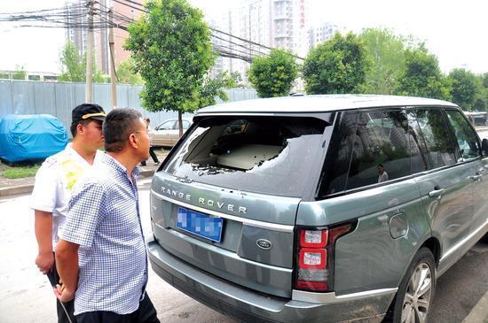 停车位本来就紧张,还被僵尸车霸占了,拖也拖不走